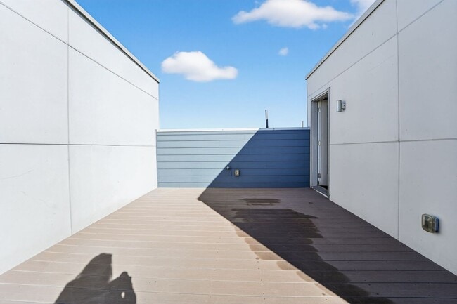 Building Photo - 4 Week Free Move-In Incentive!! Modern Luxury Townhome in Gated Community – Rooftop Balcony & Pre...