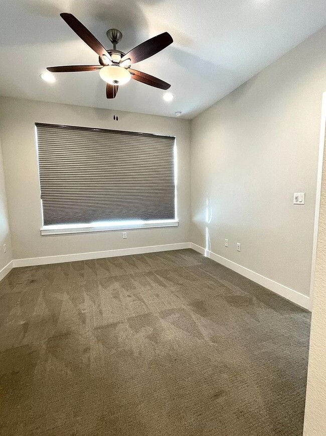 Building Photo - 2 Bedroom 2 Full Bathrooms and 2 Half Bath...