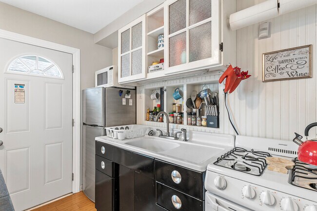 Building Photo - 6620-22 Wise Ave