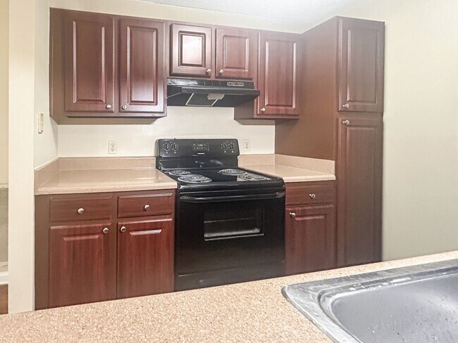 Building Photo - One Bedroom Apartment in Gated Community - Easy Highway Access!