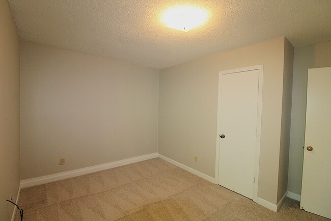 Building Photo - 2528 Vail Ave