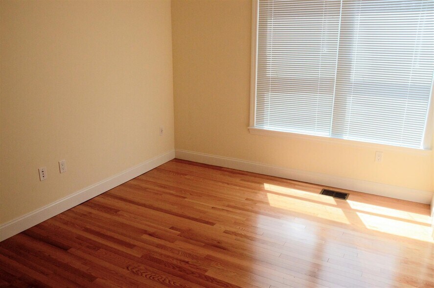 Building Photo - 15 Langdon St