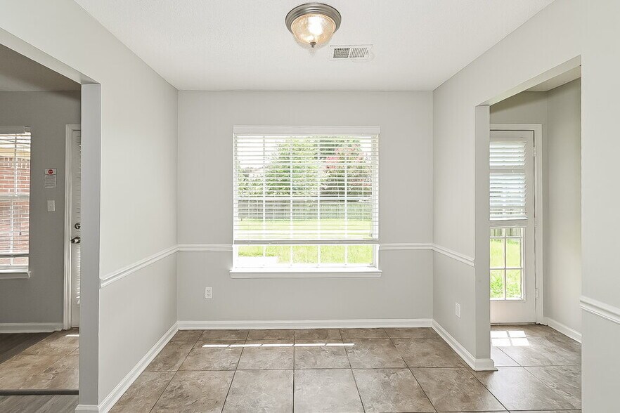 Building Photo - 1203 Thames Dr