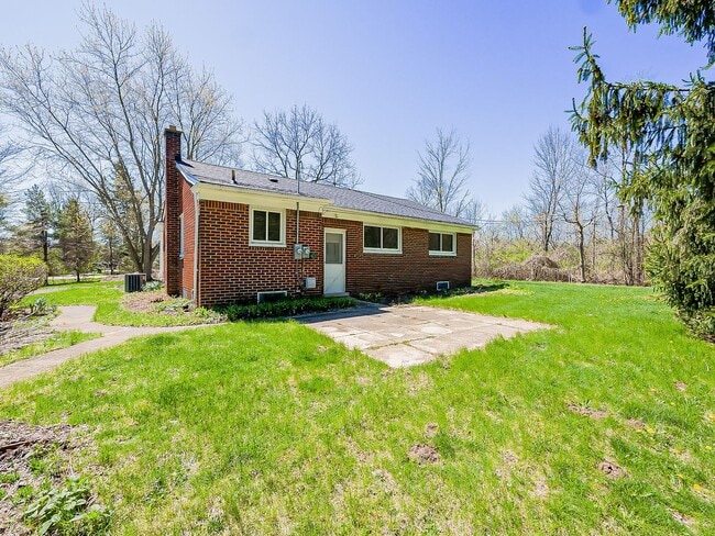 Building Photo - Spacious 3BR Home with Expansive 1-Acre Lot!