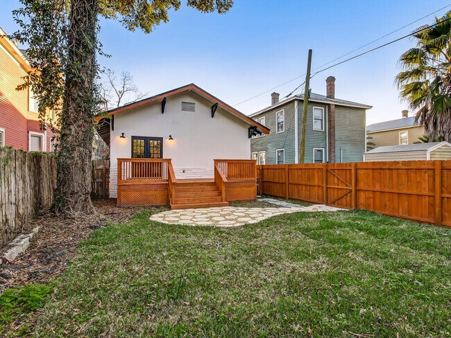 Building Photo - 419 E 3rd St