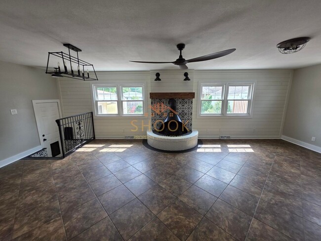 Building Photo - UNIQUE AND COZY 3 BR + BONUS ROOM HOME