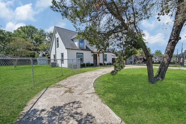 Building Photo - 7323 Farnsworth St