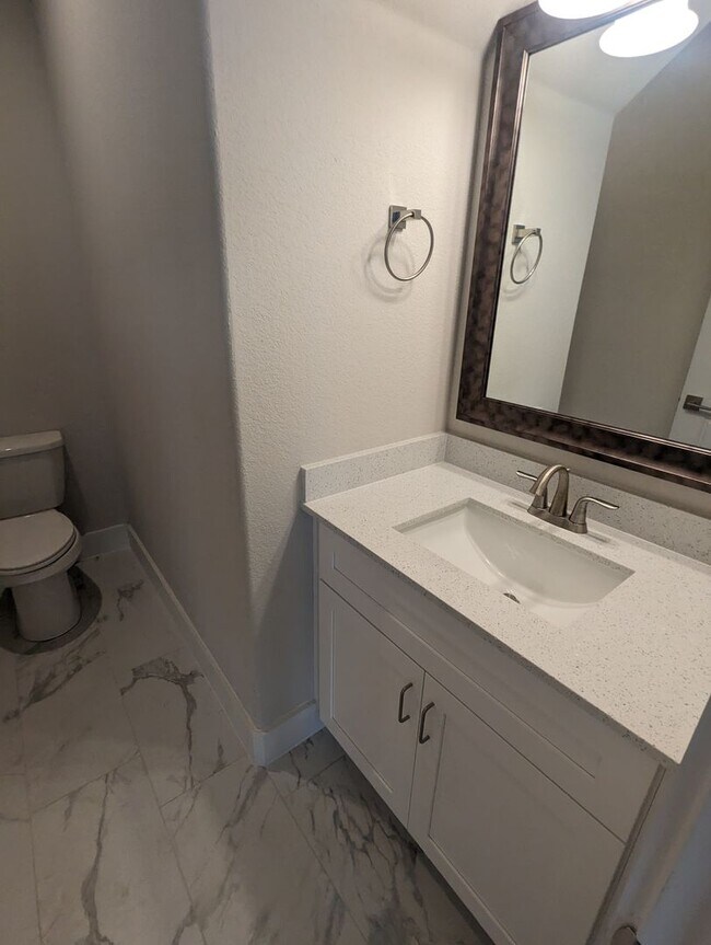 Building Photo - 4/2.5/2 - Beautiful 2 story/ PRIVATE PARKING!! GODLEY ISD