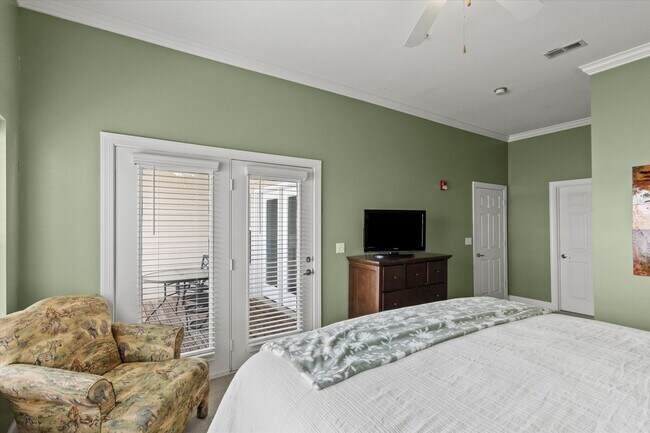 Building Photo - Riverfront Living with Spacious Layout and Stunning Views!