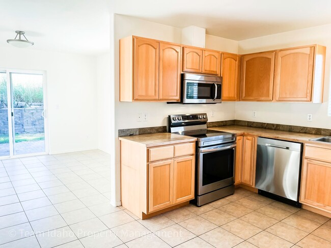 Building Photo - Beautiful 4 bedroom 3 bath townhouse w/att...