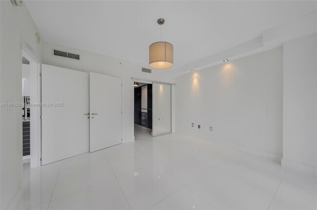 Building Photo - 200 Biscayne Blvd Way