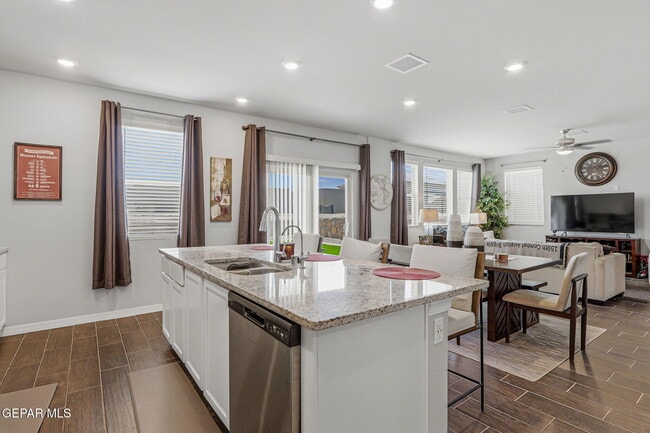 Building Photo - 13852 Paseo De La Luna Ave