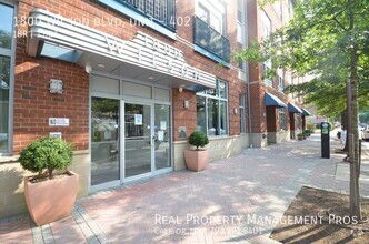 Building Photo - Walk to Rosslyn Metro! Bright and Spacious...