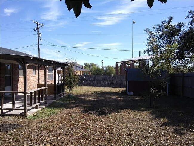 Building Photo - 313 Ross St