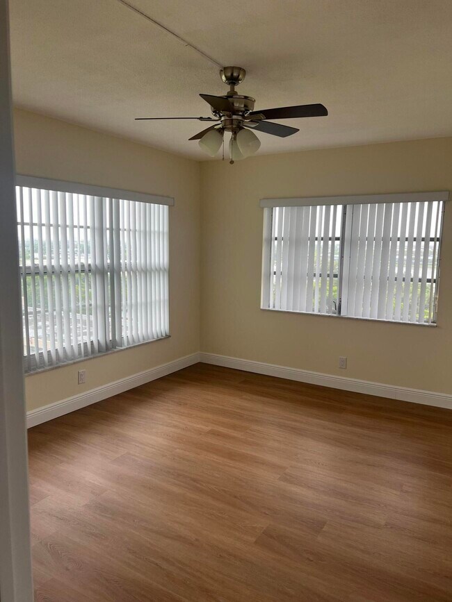 Building Photo - 3300 N Palm Aire Dr