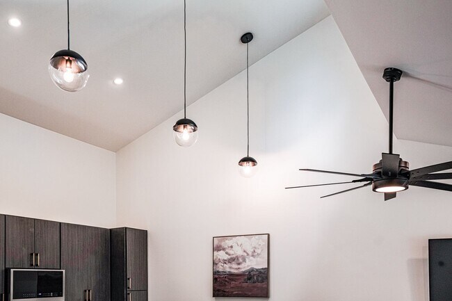 Building Photo - Modern Elegance w/ Garage Parking in Germa...