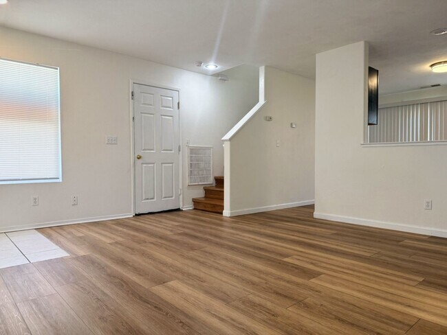 Building Photo - Don’t Miss Out on this 3/2.5 home
