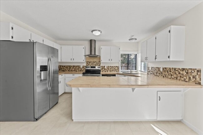 Building Photo - Beautifully Renovated 4-Bedroom, 2-Bath Ho...