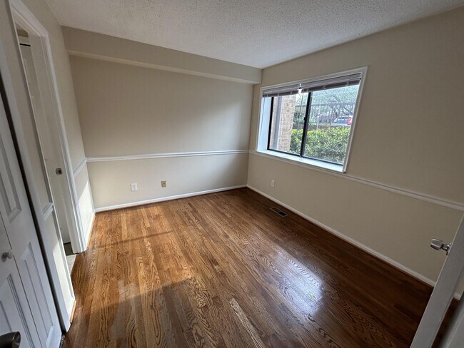 Building Photo - 3095 Hawthorne Dr NE