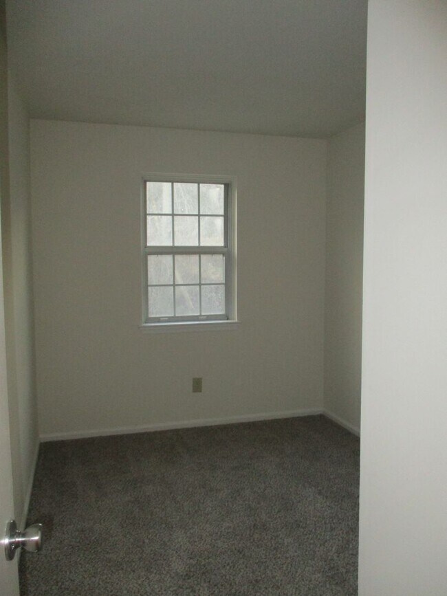 Building Photo - Northampton School District spacious end unit townhome located in the Borough of Bath featuring s...