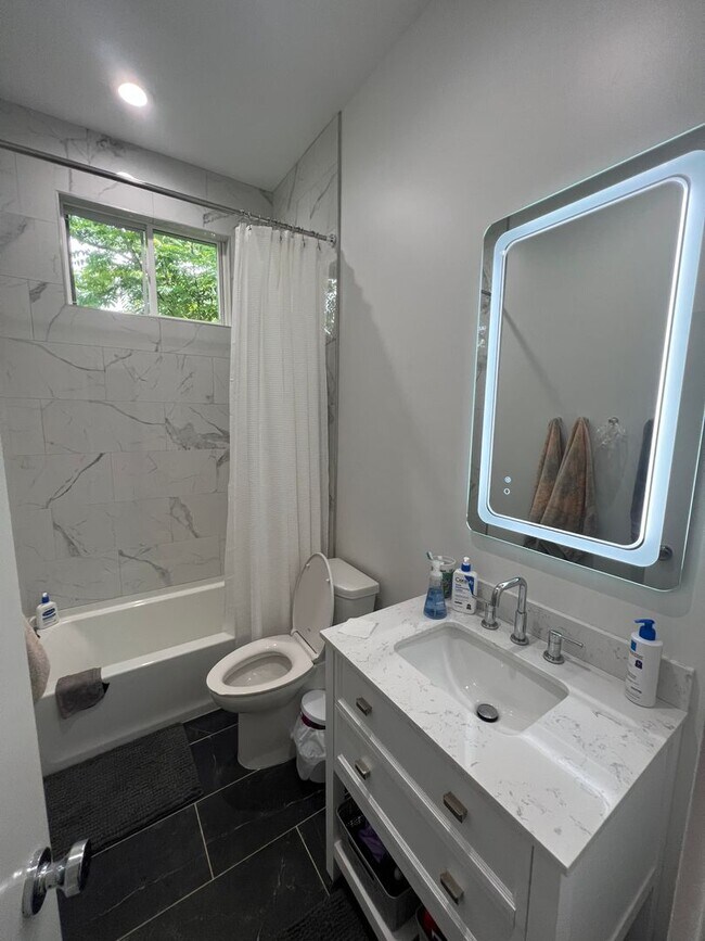 Building Photo - New Renovated 5bd/2ba Near Campus with Shared Pool! Available for 18 month lease