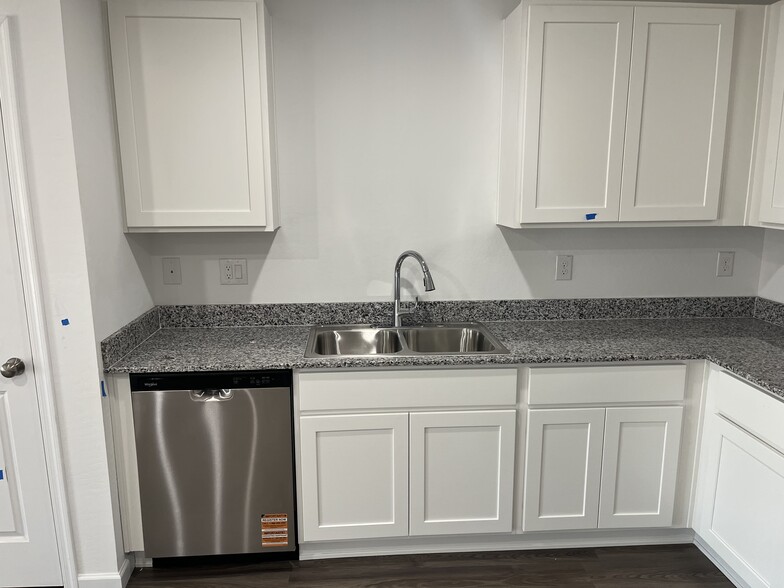 Building Photo - 711 Dylan Ct