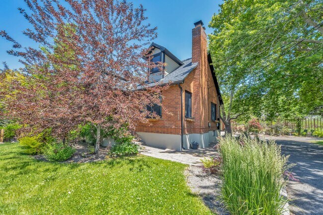Building Photo - Charming Modern Industrial Fully Furnished Home for Lease