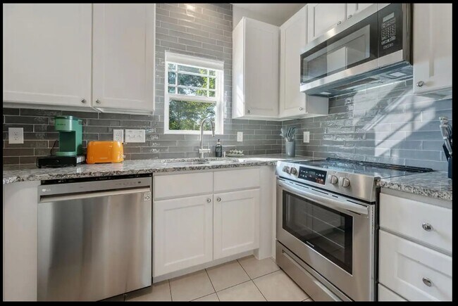 Granite and Stainless Kitchen - 1100 Coleman St