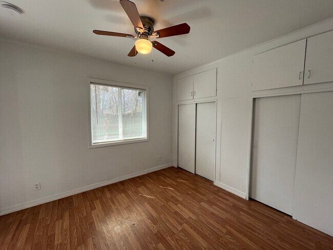 Building Photo - KW 3 bedroom 1 Full bath