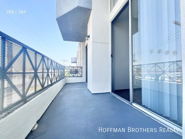Building Photo - 943 Serrano Ave