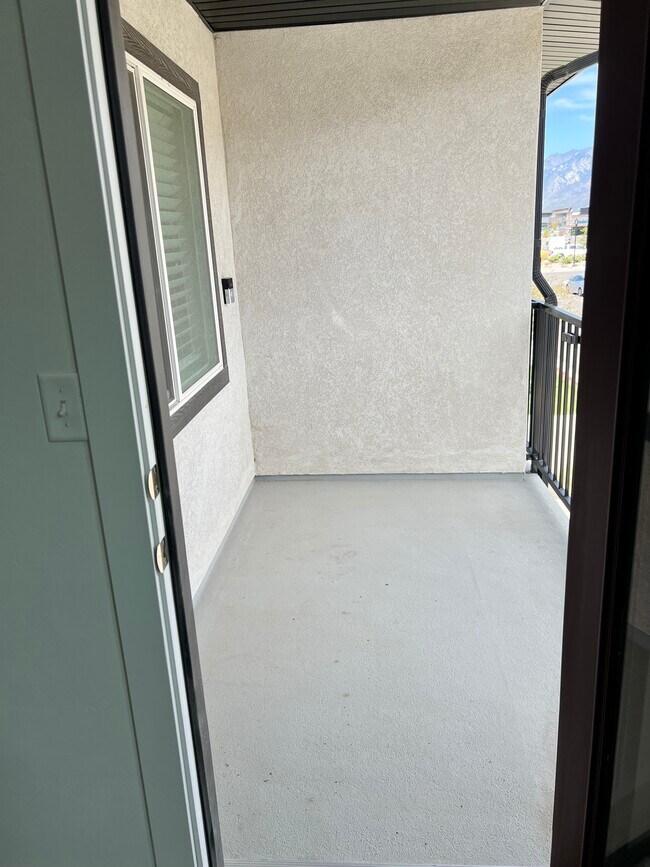 Building Photo - Bluffdale Townhouse