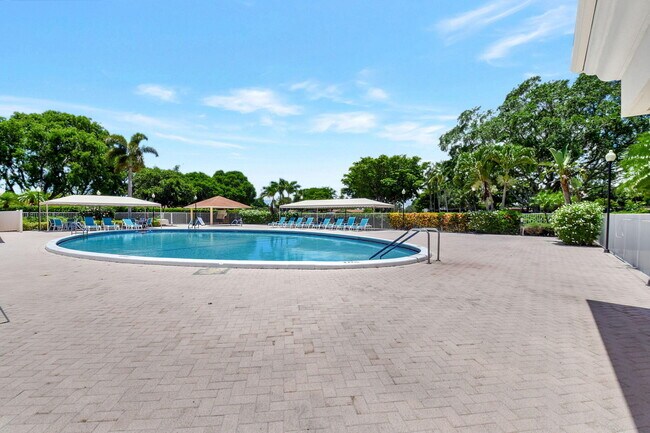 Building Photo - 2925 Riviera Dr