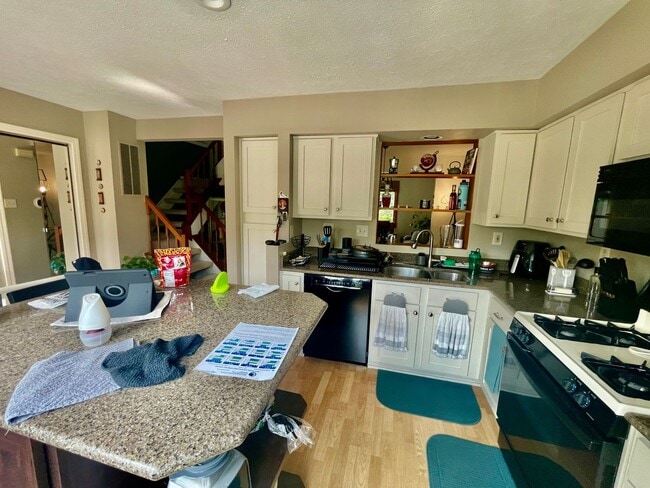 Building Photo - Charming and Spacious 3-Bedroom Home for R...