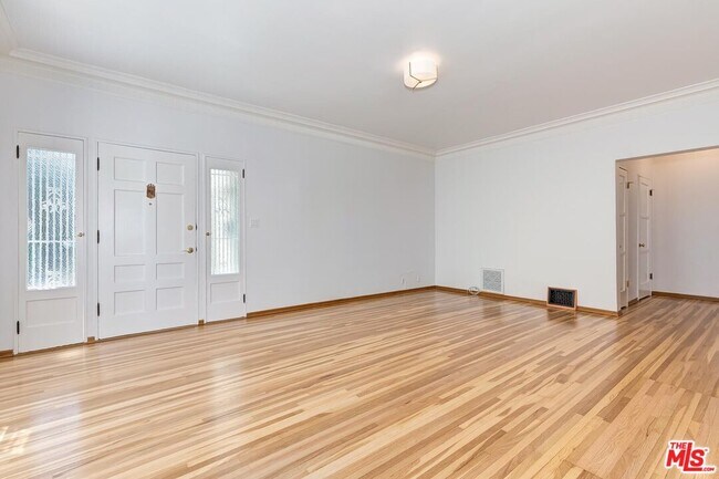 Building Photo - 448 1/2 S Wilton Pl