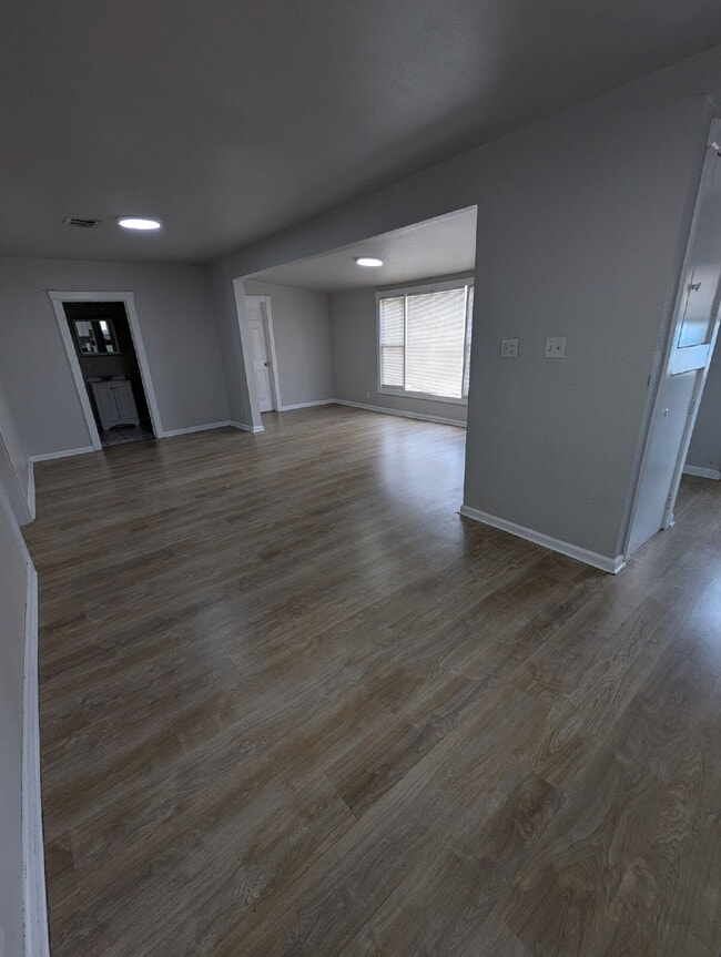 Building Photo - 2 BEDROOM BUNGALOW IN DIGNOWITY