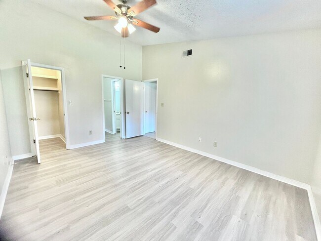 Building Photo - Charming 2-Bedroom Quadplex