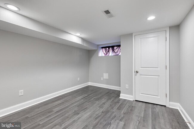 Building Photo - 635 S Lehigh St