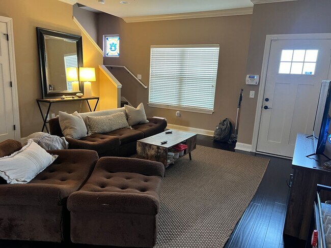 Building Photo - Parkview Condo- Unit H