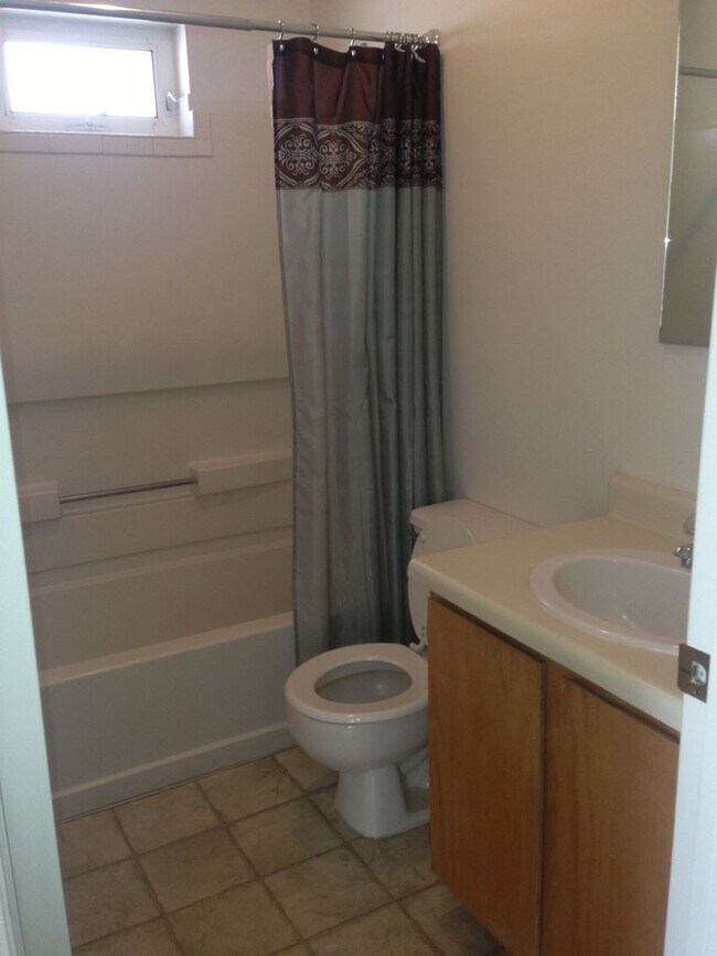 Building Photo - Ground Level Apartment