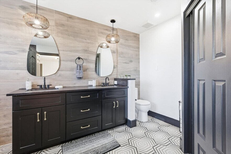 Building Photo - 6440 Knoll Ridge Dr