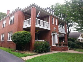 Building Photo - Great 2bedroom 1.5 bathroom Apt in Historic Wesley Heights!- First full month free