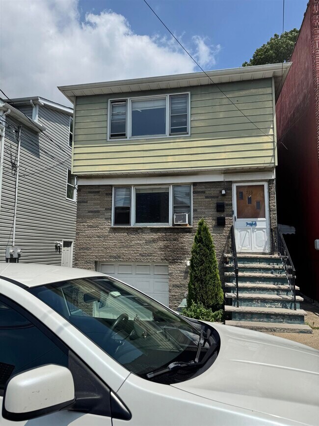 Building Photo - 216 Hopkins Ave