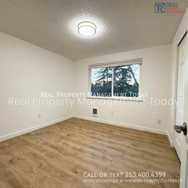 Building Photo - Newly Remodeled 2 Bedroom Duplex!!