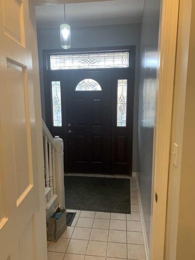 Entryway - 1807 W Eddy St