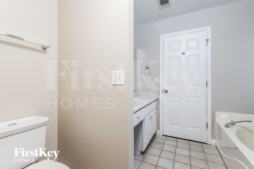 Building Photo - 241 Ryan Rd