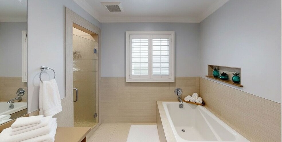 Building Photo - 10331 La Grange Ave