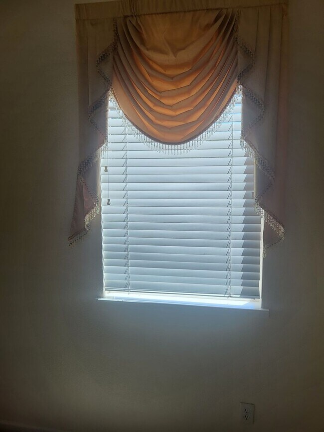 Building Photo - 5049 Pine Lake Ct