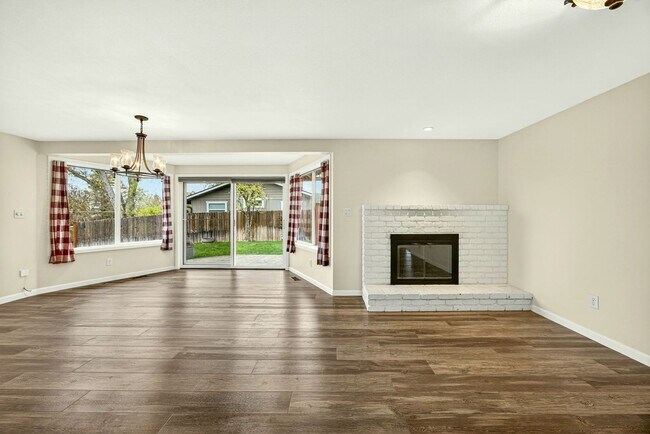 Building Photo - Unfurnished Light-Filled, Beautifully Updated 3-Bedroom Home in Jacksonville