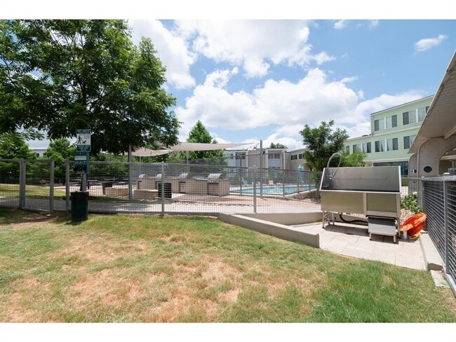 Building Photo - 604 N Bluff Dr