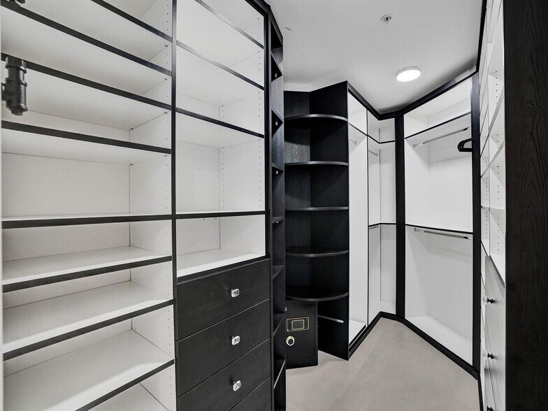 Building Photo - 17301 Biscayne Blvd